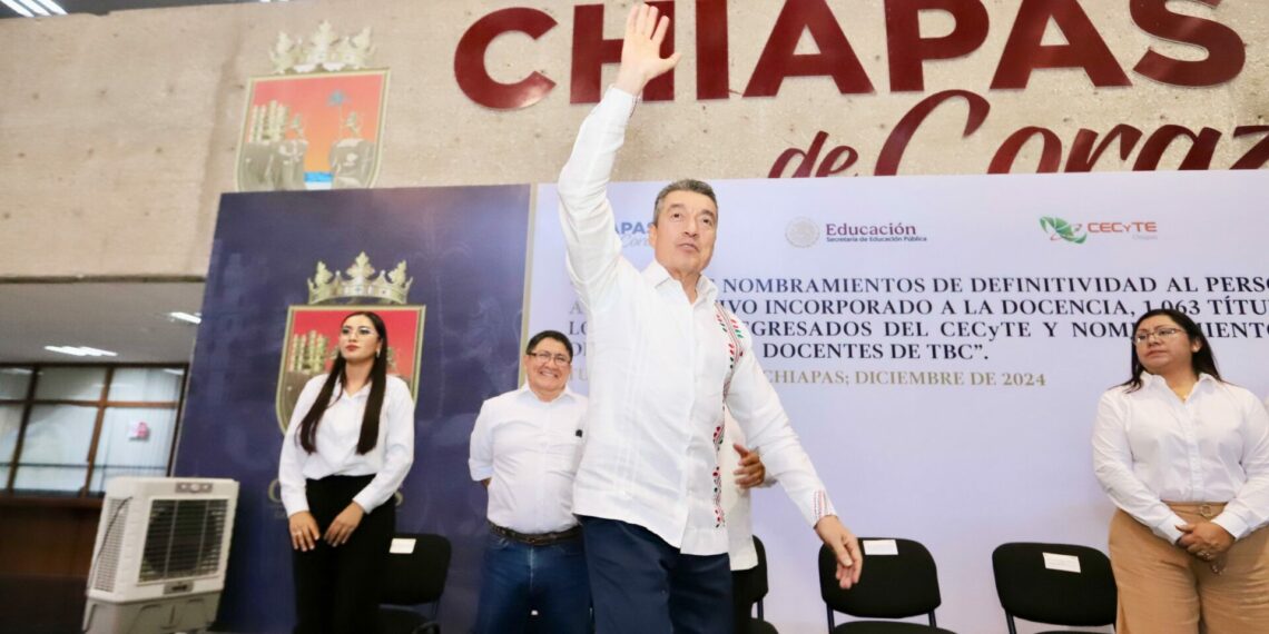 Rutilio Escandón entrega nombramientos de definitividad a personal del Cecyte Chiapas y Telebachillerato Comunitario