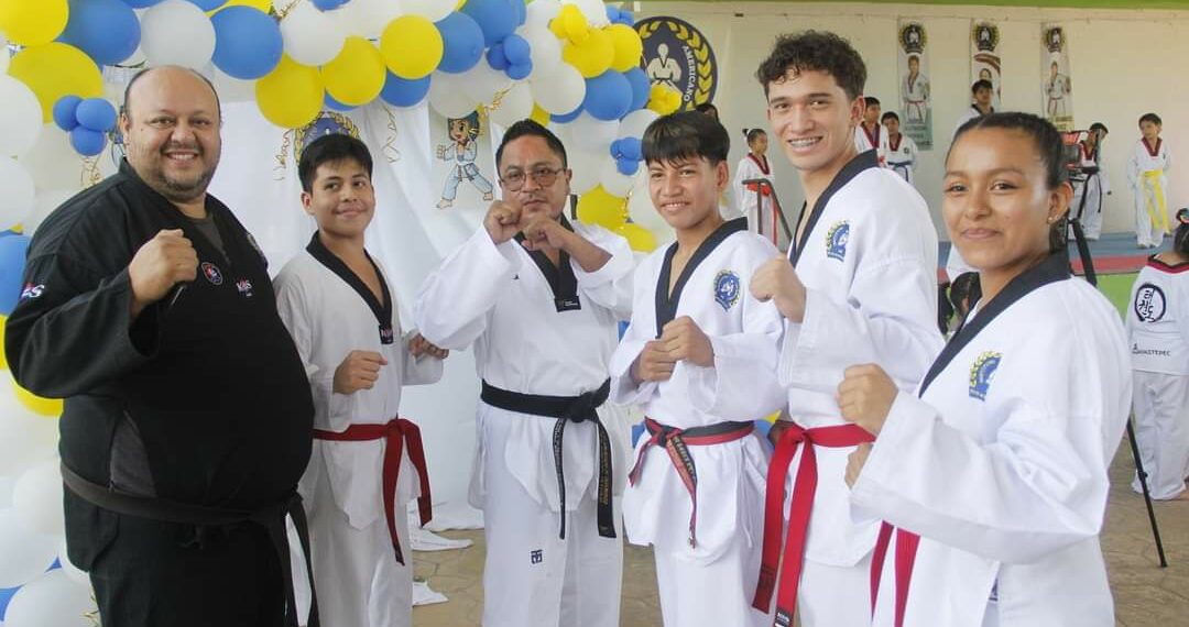 Alumnos de taekwondo obtienen cinta negra en emotiva ceremonia