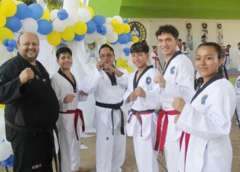 Alumnos de taekwondo obtienen cinta negra en emotiva ceremonia