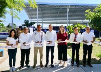 Rutilio Escandón entrega nombramientos de plazas definitivas, pago de prestaciones y equipamiento al Cobach