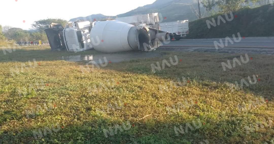 Aparatosa volcadura de revolvedora en la carretera Tonalá – Pijijiapan