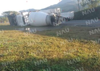 Aparatosa volcadura de revolvedora en la carretera Tonalá – Pijijiapan
