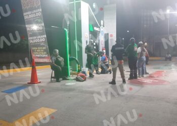 Asalto armado en gasolinera deja dos lesionados y una mujer con crisis nerviosa