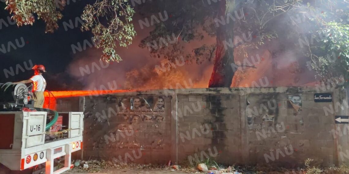 Incendio en terreno baldío moviliza a bomberos en Tapachula
