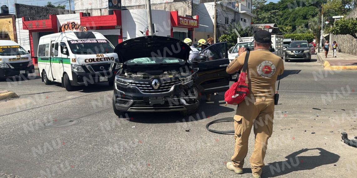 Accidente vehicular en la Sexta Avenida Sur y 10ª Calle Poniente