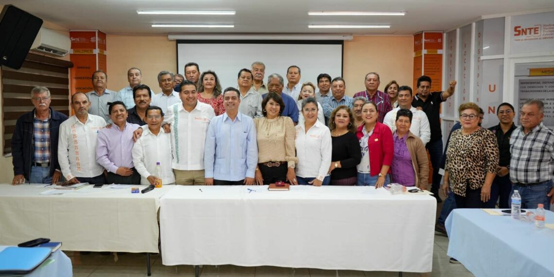 Director del ISSTECH se reúne con integrantes de la sección 40