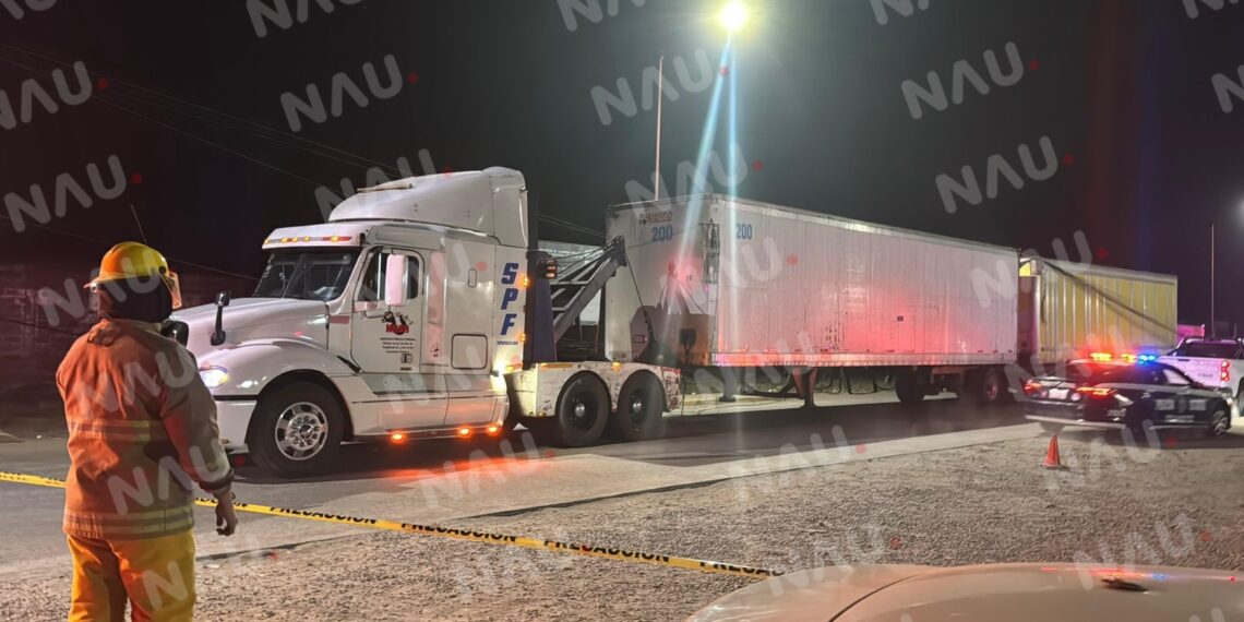 Policía municipal resulta lesionado en accidente provocado por un tráiler