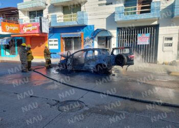 Vehículo reducido a cenizas tras incendio en Tapachula