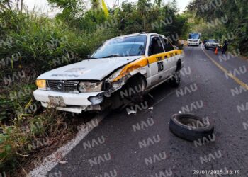 Dos maestras resultan lesionadas en accidente; conductor de taxi huye del lugar