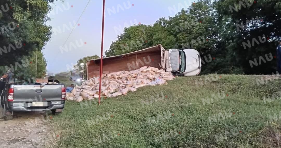 Camión cargado de maíz vuelca en la carretera Mapastepec-Escuintla