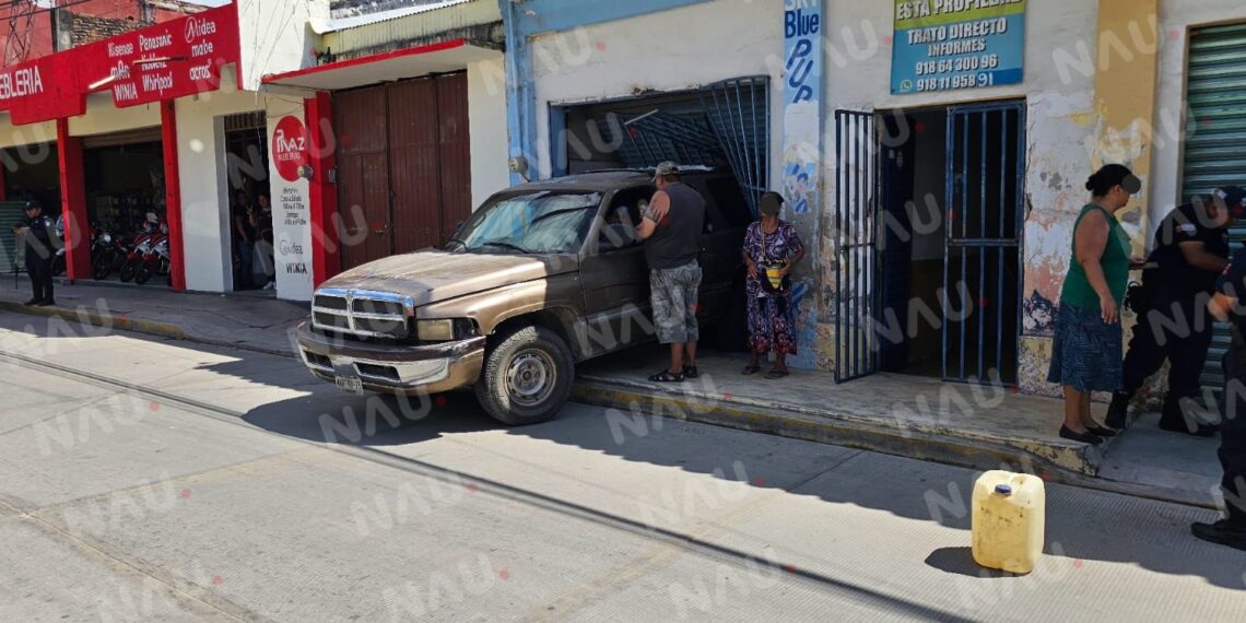 Camioneta pierde el control y se estrella contra una casa en Mapastepec