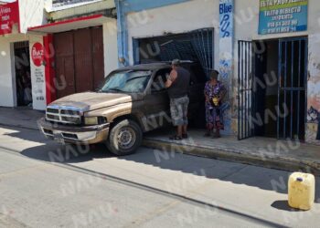 Camioneta pierde el control y se estrella contra una casa en Mapastepec