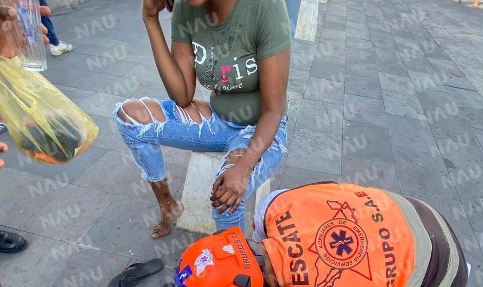 Mujer haitiana es atacada y busca ayuda en el Parque Central de Tapachula