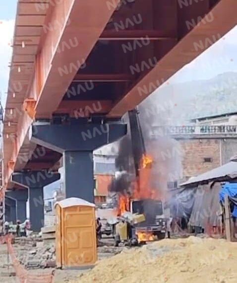 Se incendia maquinaria de construcción del tren en Huixtla