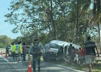 Colectiva queda destrozada en accidente en Villa Comaltitlán