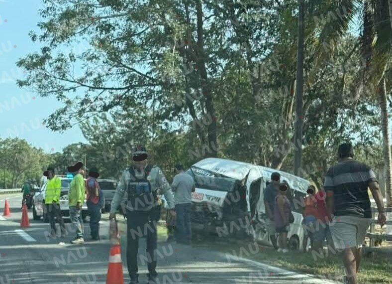 Colectiva queda destrozada en accidente en Villa Comaltitlán