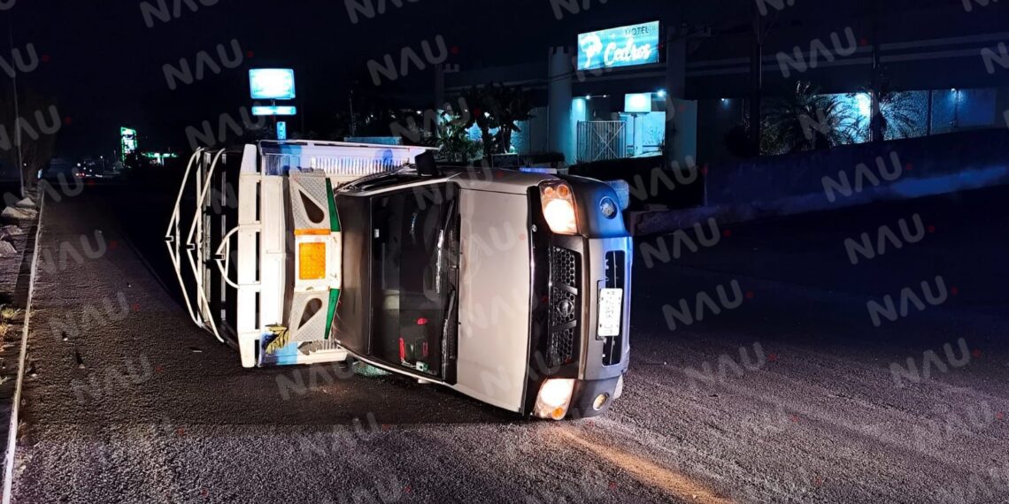 Camioneta NP300 vuelca en la carretera Tapachula – Viva México y es abandonada