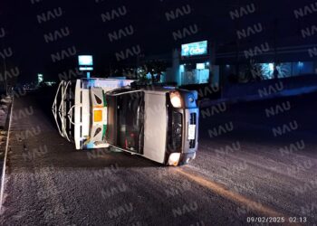 Camioneta NP300 vuelca en la carretera Tapachula – Viva México y es abandonada