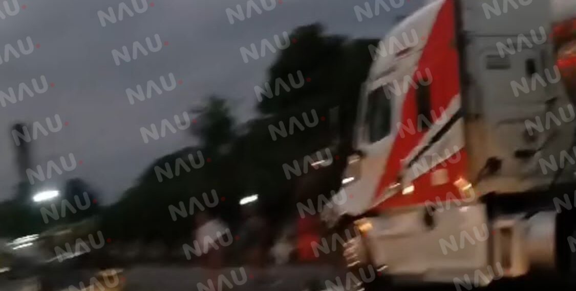 Choque entre tráiler y vehículo particular deja daños materiales en Frontera Hidalgo