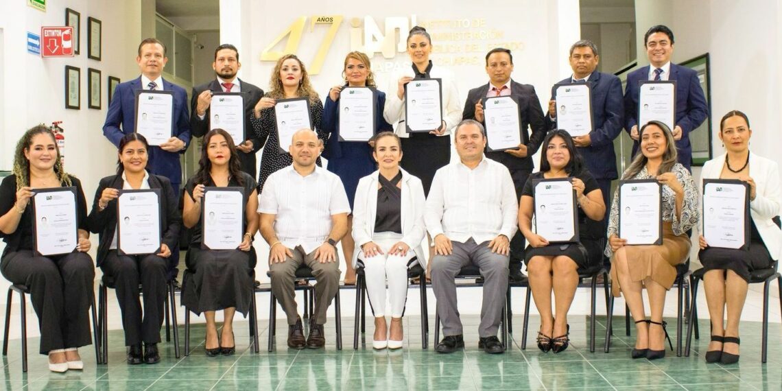 Impulsa IAP Chiapas la educación superior con la entrega de títulos y constancias de maestría y doctorado