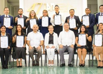 Impulsa IAP Chiapas la educación superior con la entrega de títulos y constancias de maestría y doctorado