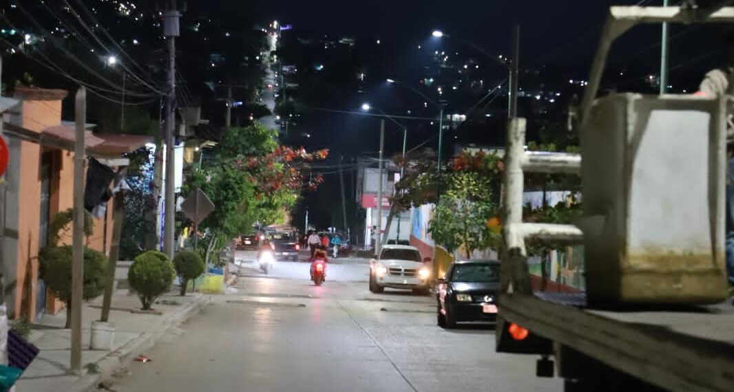 Iluminamos toda la colonia Democrática: Angel Torres