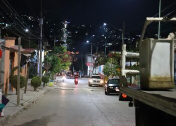 Iluminamos toda la colonia Democrática: Angel Torres