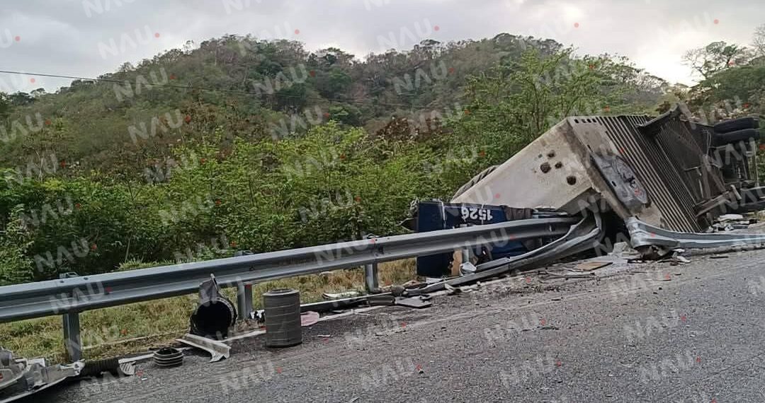 Azotó la bestia: tráiler vuelca en la carretera Pijijiapan – Tonalá