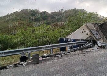 Azotó la bestia: tráiler vuelca en la carretera Pijijiapan – Tonalá