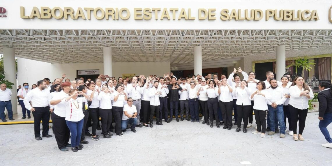 Eduardo Ramírez reconoce labor del personal del Laboratorio Estatal de Salud Pública