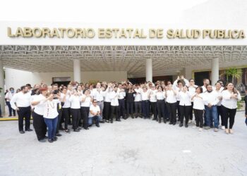 Eduardo Ramírez reconoce labor del personal del Laboratorio Estatal de Salud Pública