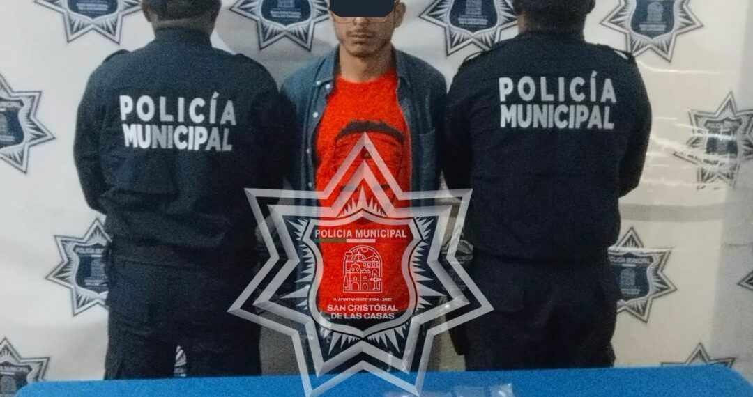 Elemento de la Policía Municipal de San Cristóbal detienen a sujeto por posible delitos contra la salud tras hallazgo de estupefacientes