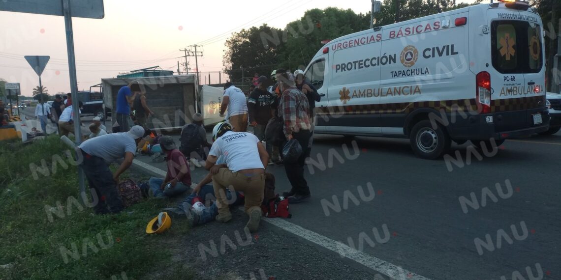 Vuelca vehículo con 20 trabajadores en Tapachula; al menos 10 lesionados
