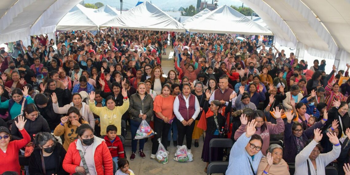 Fabiola Ricci entrega despensas a mujeres y reconoce su esfuerzo diario al frente de sus familias