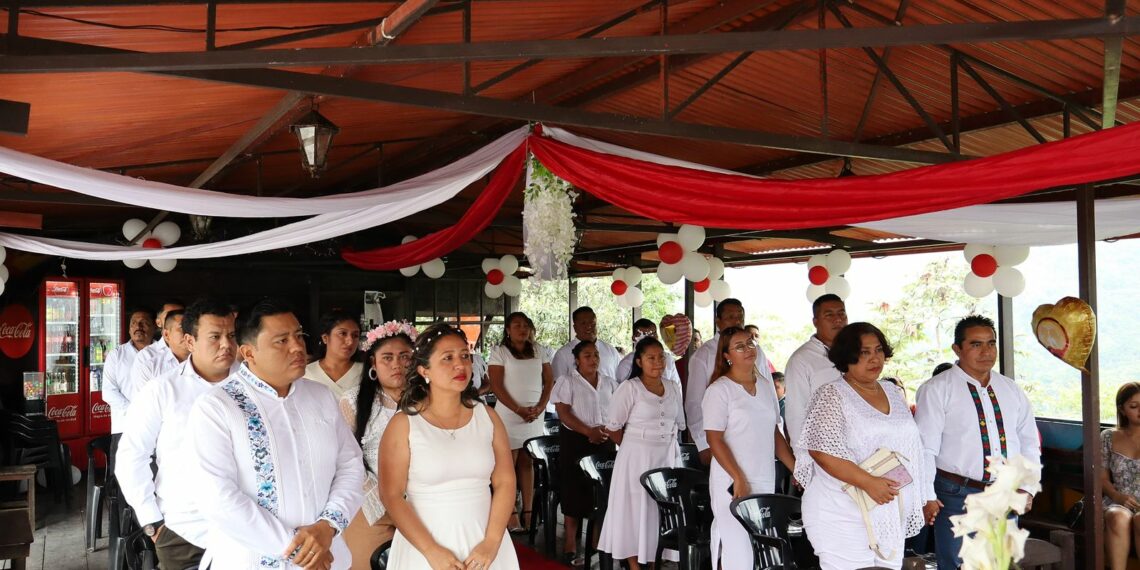 Doce parejas formalizan su unión en bodas colectivas en Unión Juárez