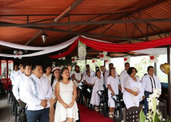 Doce parejas formalizan su unión en bodas colectivas en Unión Juárez