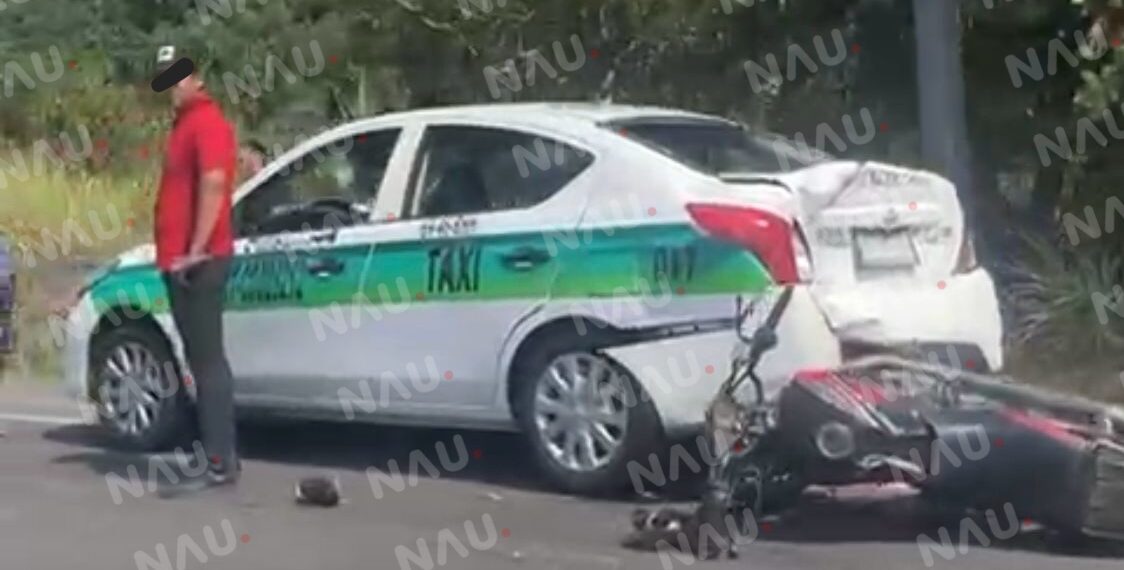 Motociclista se impacta contra un taxi en la carretera Tapachula – Puerto Madero