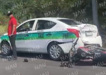 Motociclista se impacta contra un taxi en la carretera Tapachula – Puerto Madero