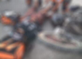 Motociclista resulta lesionado tras ser impactado por un vehículo