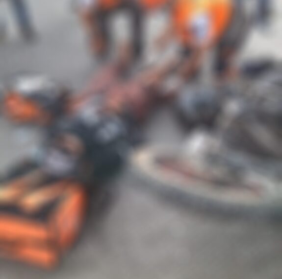 Motociclista resulta lesionado tras ser impactado por un vehículo