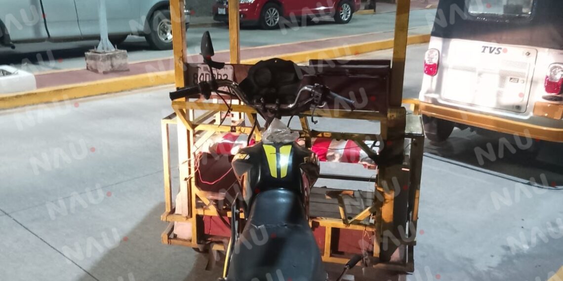 Mototriciclo es impactado por vehículo en sentido contrario en Tuxtla Chico