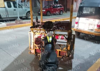 Mototriciclo es impactado por vehículo en sentido contrario en Tuxtla Chico