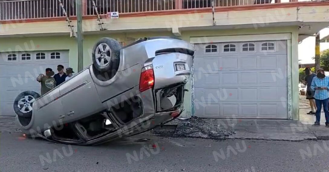 Vehículo se estrella contra una casa en Tapachula; conductor huye del lugar