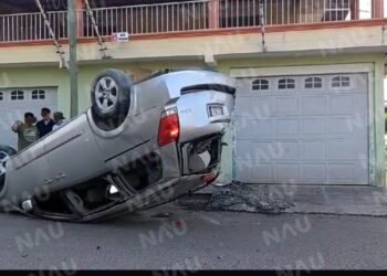 Vehículo se estrella contra una casa en Tapachula; conductor huye del lugar