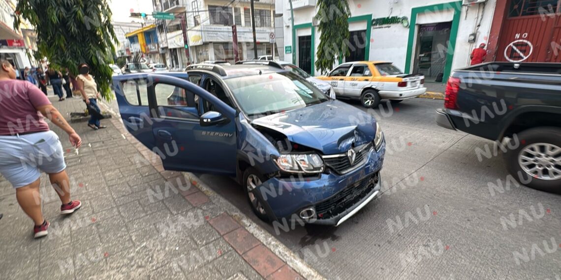Choque de dos vehículos deja solo daños: Ambos conductores aseguran tener luz verde