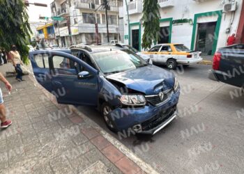 Choque de dos vehículos deja solo daños: Ambos conductores aseguran tener luz verde