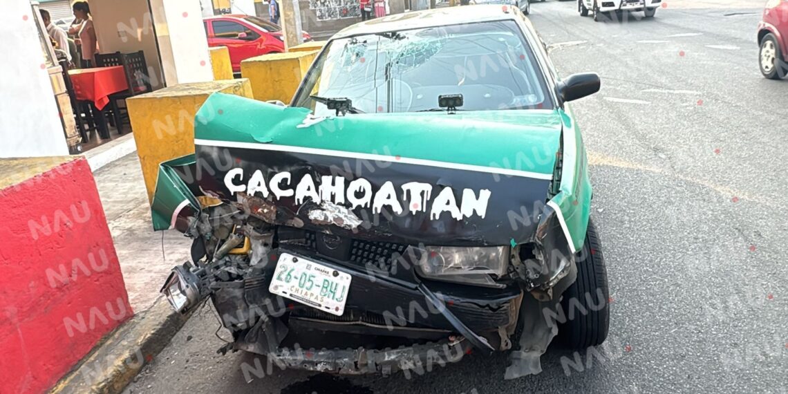 Choque entre taxi y particular deja 2 lesionados