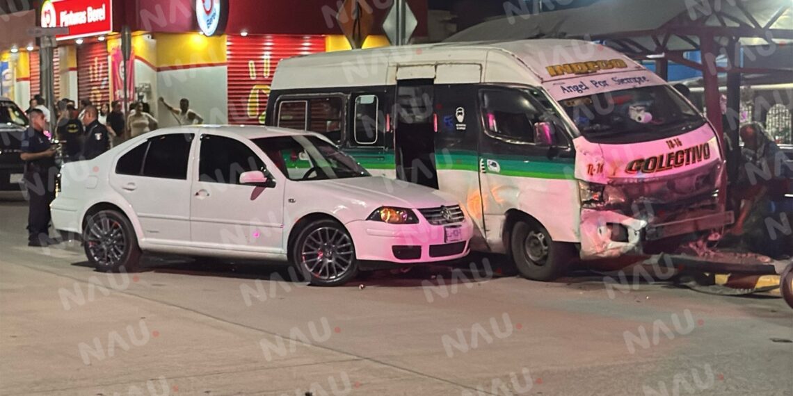 Choque entre Jetta y combi en la entrada de la colonia Universo deja un lesionado