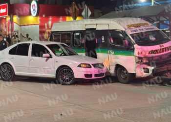 Choque entre Jetta y combi en la entrada de la colonia Universo deja un lesionado