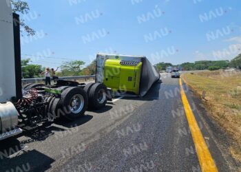Vuelca caja de Tráiler en tramo carretero Valdivia – Mapastepec